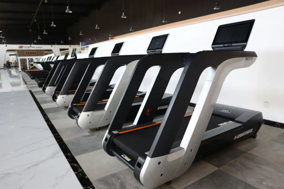 豪发10辆宝马后再出大招！进军粉末涂料行业